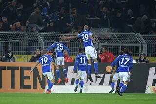Naldo brengt Schalke terug uit een onmogelijke positie