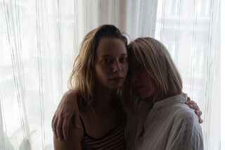 Sophie Breyer et Ludivine Sagnier dans 'La ruche'