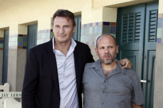 Liam Neeson (l) en Olivier Megaton (r)