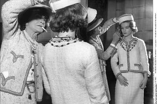 Coco Chanel et son tailleur en tweed