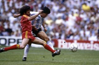 Eric Gerets in duel met Diego Maradona
