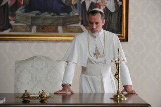 Jude Law de "The Young Pope", série qui prend place au Vatican.