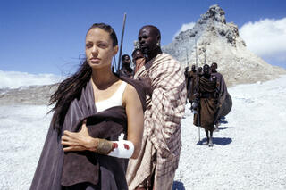 Angelina Jolie dans Lara Croft tomb raider: Le berceau de la vie