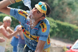 Foto van Poli die op zijn fiets water drinkt.