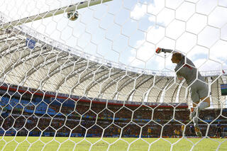 Jasper Cillessen impuissant sur la reprise de volée de Tim Cahill