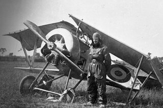 De eerste vlucht vertrekt van het vliegveld van Haren net buiten Brussel naar het Britse Lympe, met een De Havilland DH-9.
