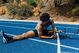 Ezra French, athlète paralympique, dédramatise le handicap sur Tik Tok.