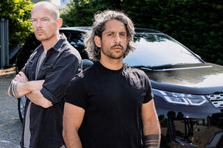 De Nederlandse versie van het programma: ‘Hunted’, is iets strenger vormgegeven dan de Vlaamse versie.