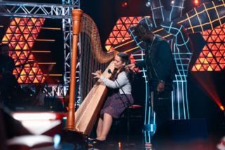 The Voice Belgique - Black M est intrigué par la harpe de Sophie