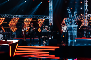 The Voice Belgique - Marvin et Adrien interprètent un titre en duo sur scène