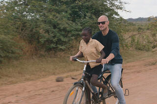 Tom fietst Zambia