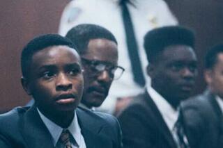 Still uit When They See Us, enkele zwarte jongeren zitten in de rechtbank