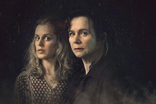 'Too Close', een meesterlijke thrillerreeks met een hoofdrol voor Emily Watson