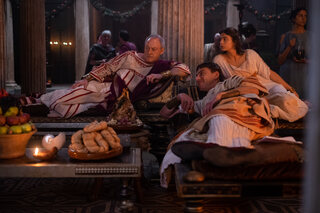 Die verwijzing zien we ook terug in de cast, want in ‘Domina’ ziet de kijker Liam Cunningham terug aan het werk.