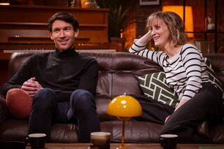 Pour ce nouveau de 'Divan 52', Maxime Demière reçoit l’animateur Thibaut Roland et l’actrice belge Anaël Snoek