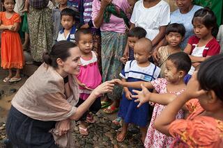 Angelina Jolie, une des stars qui fait preuve d'une grande gentillesse.