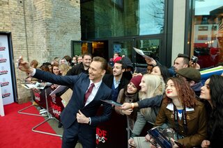 Tom Hiddleston avec des fans red carpet