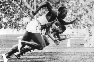 Jesse Owens s'illustre devant Adolf Hitler lors des Jeux olympiques de Berlin