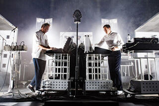 Het Belgische DJ-duo 2manydjs zal een exclusieve DJ-set brengen.
