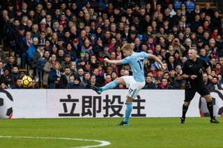 Kevin De Bruyne tente une reprise de volée avec Manchester City