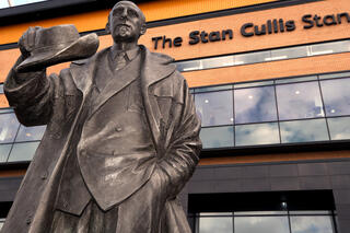 Het standbeeld van Stan Cullis voor het stadion