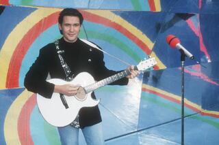 Johnny Logan, représente l'Irlande et gagne deux fois l'Eurovision