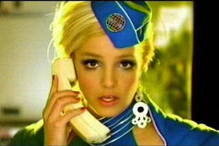 Britney Spears en hôtesse de l'air dans le clip Toxic en 2004