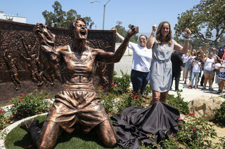 La statue de la célébration de Brandi Chastain au stade Rose Bowl de Pasadena
