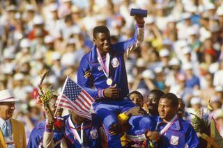 Carl Lewis remporte quatre médailles d'or aux JO de 1984 à Los Angeles