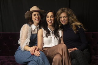 Les actrices canadiennes de Workin' Moms de CBC : Dani Kind, Catherine Reitman et Juno Rinaldi