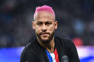 Neymar aux cheveux roses