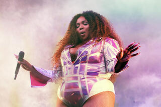 Lizzo signe un tube girl power avec 'Good as Hell'.