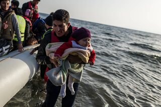 Un bateau de migrant débarque sur l'île de Lesbos dans un documentaire choc.