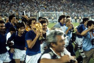Marco Tardelli embrasse la Coupe du monde 1982
