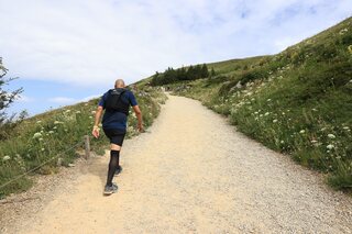 Een wandelaar op de Puy Mary