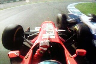 Schumacher en Villeneuve vechten een verbeten duel uit in Jerez