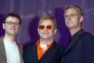 Elton John, entouré à gauche du scénariste, Lee Hall, et à droite du réalisateur, Stephen Daldry