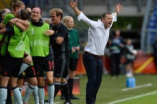 Coach Ives Serenely juicht het uit na een doelpunt tegen Noorwegen op Euro 2017