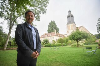 Stéphane Bern présente 'Le village préféré des Français 2022'