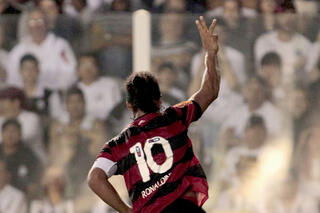 Ronaldinho viert zijn hattrick tegen Santos