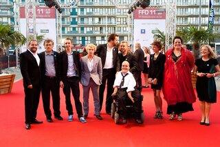 Asta Philpot bij de cast van Hasta la vista