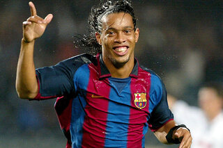 Ronaldinho weet met zijn geluk geen blijf na een doelpunt voor Barça