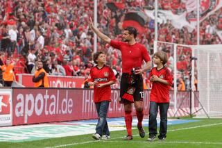 Michael Ballack salue les fans lors de sa dernière apparition à la BayArena de Leverkusen.