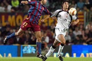 De Joegoslavische aanvaller Savo Miloševic controleert de bal