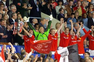 Keane pronkt met de FA Cup, later zouden daar nog een titel en een Champions League bijkomen