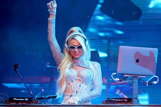 Om 17.00 uur zal Paris Hilton op het podium van The Library haar dj-kunsten laten zien.