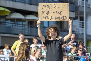 Opvallende winnaar bij Zomerhit 2022: Margriet Hermans klopt jonge tegenstand met ‘Lekker blijven hangen’