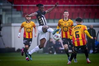 Charleroi-speler Vakoun Bayo in actie