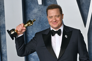 Brendan Fraser met zijn Oscar voor 'The Whale