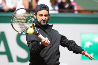 De Franse radio- en tv-ster Cyril Hanouna slaat een balletje